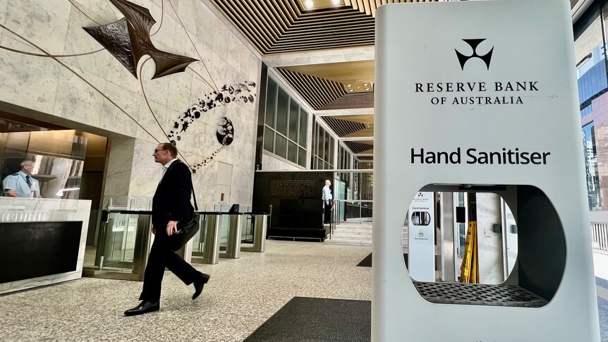 An RBA logo澳大利亚储备银行总部门厅的洗手液